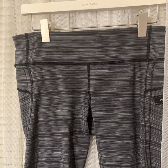 Lululemon  Atlético size 10 Fast Free Crop II Salt Alpine Gray  Black F - Picture 3 of 13